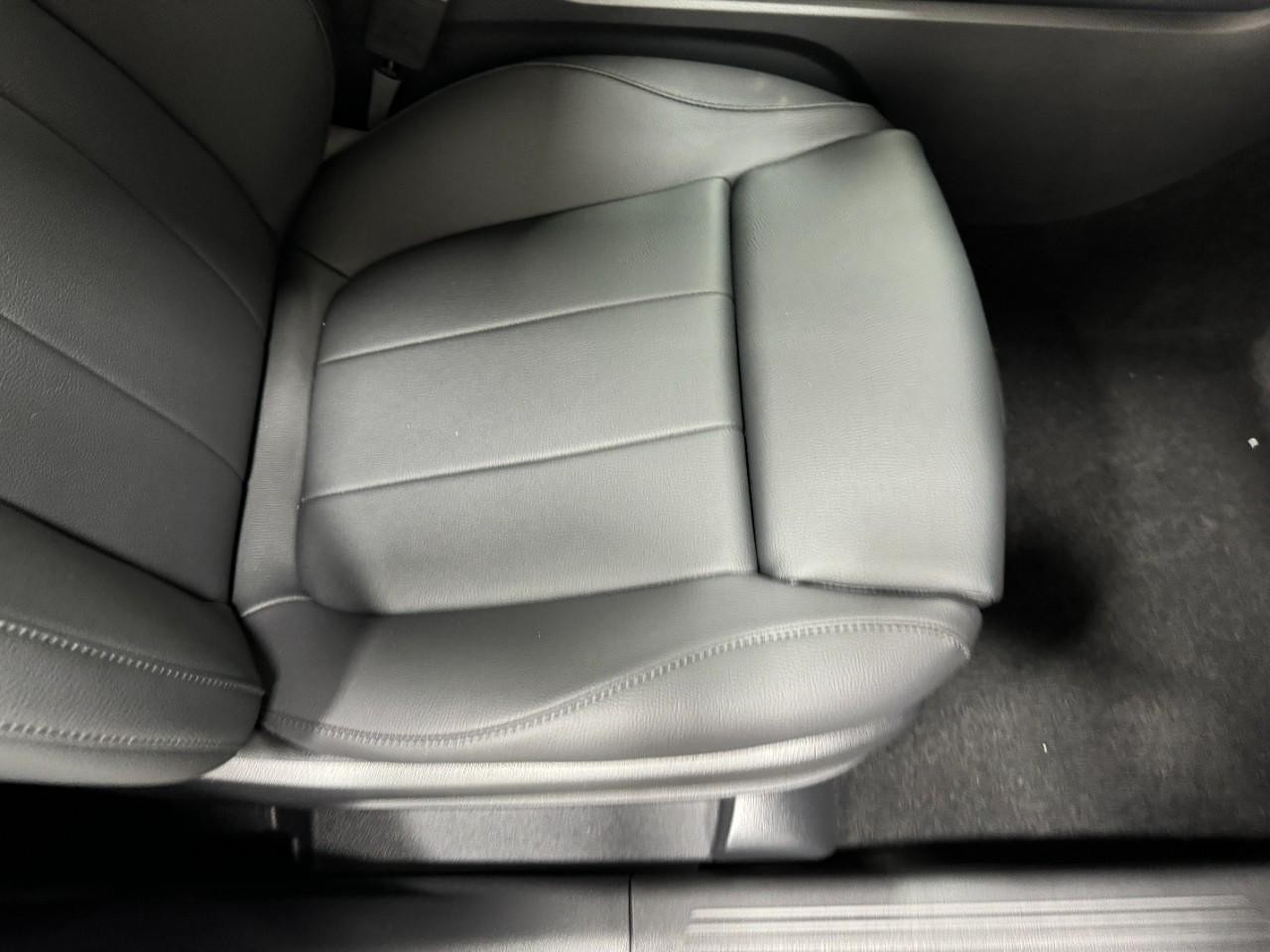 Mercedes-Benz GLA Vehicle Full-screen Gallery Image 19