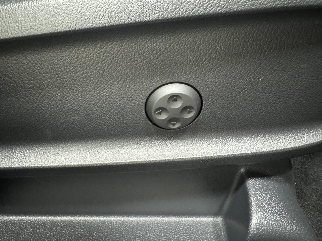 Mercedes-Benz GLA Vehicle Full-screen Gallery Image 20