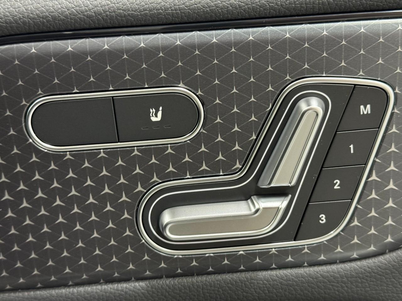 Mercedes-Benz GLA Vehicle Full-screen Gallery Image 21