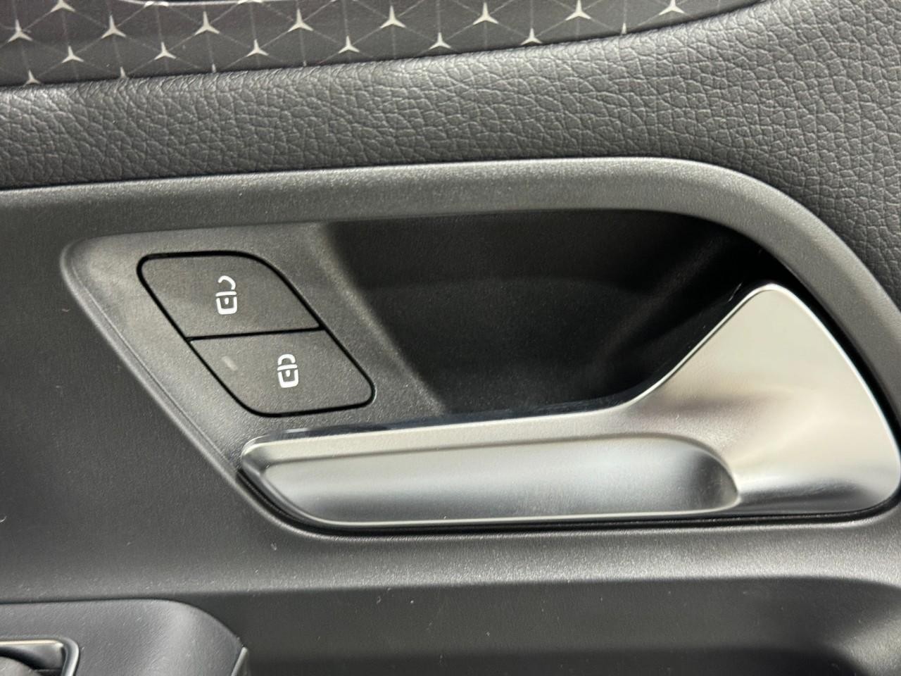 Mercedes-Benz GLA Vehicle Full-screen Gallery Image 22