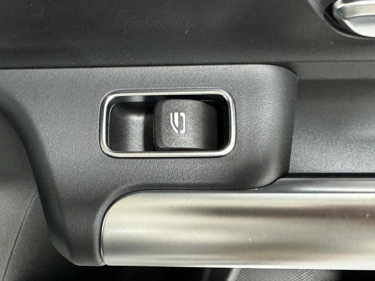 Mercedes-Benz GLA Vehicle Full-screen Gallery Image 23