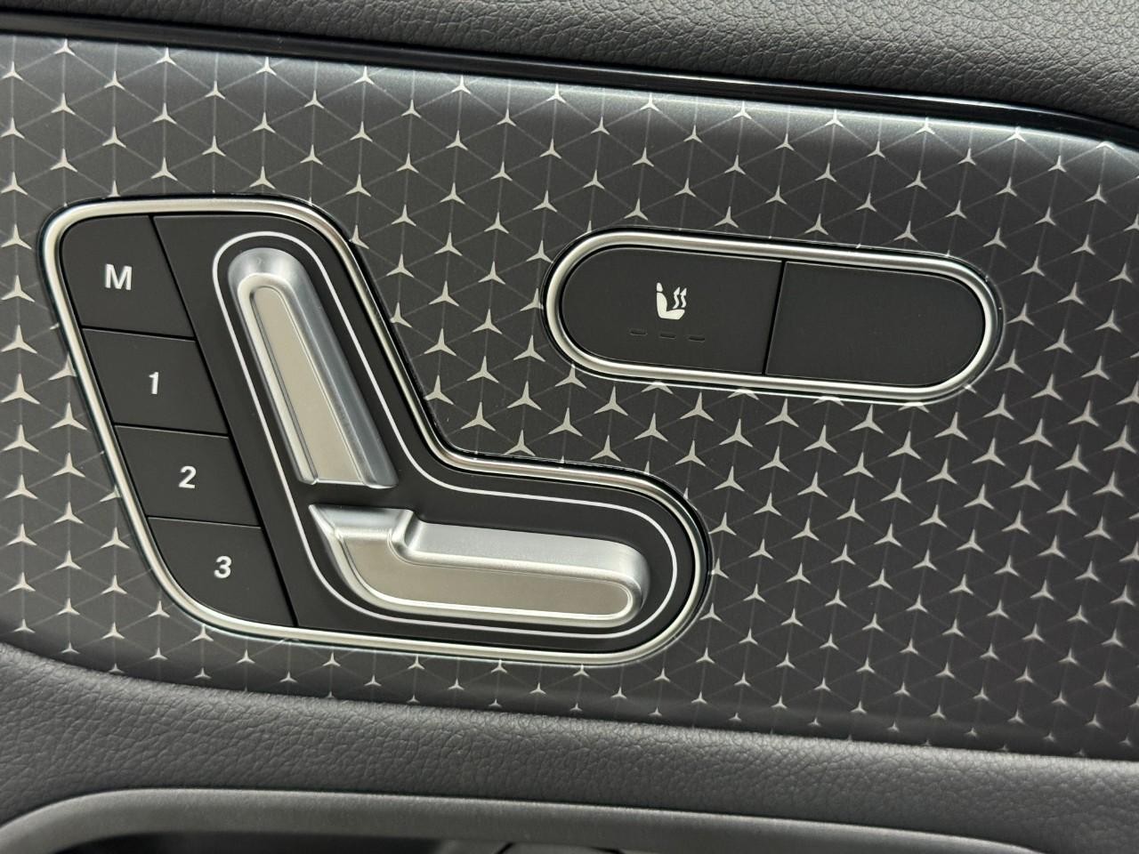 Mercedes-Benz GLA Vehicle Full-screen Gallery Image 24