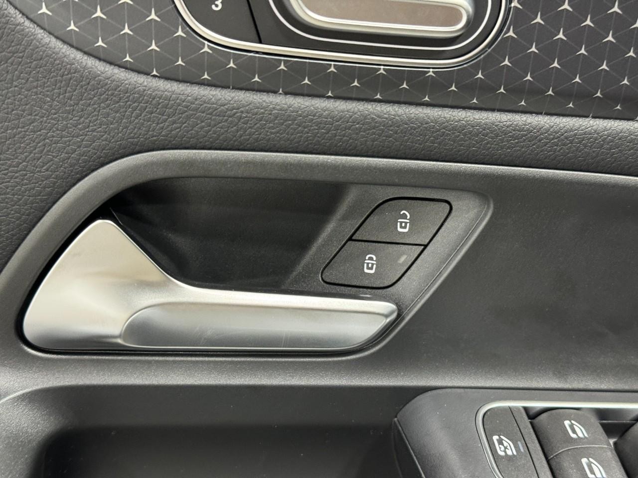 Mercedes-Benz GLA Vehicle Full-screen Gallery Image 25