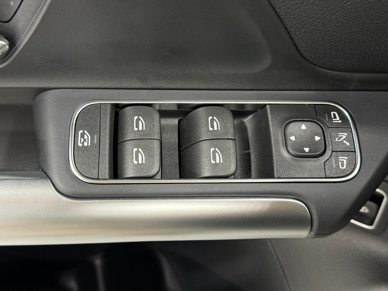 Mercedes-Benz GLA Vehicle Full-screen Gallery Image 26