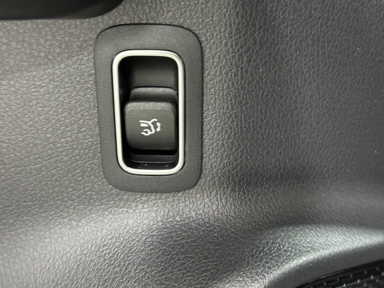 Mercedes-Benz GLA Vehicle Full-screen Gallery Image 27