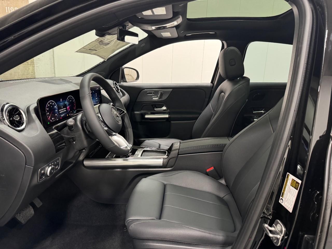 Mercedes-Benz GLA Vehicle Full-screen Gallery Image 28