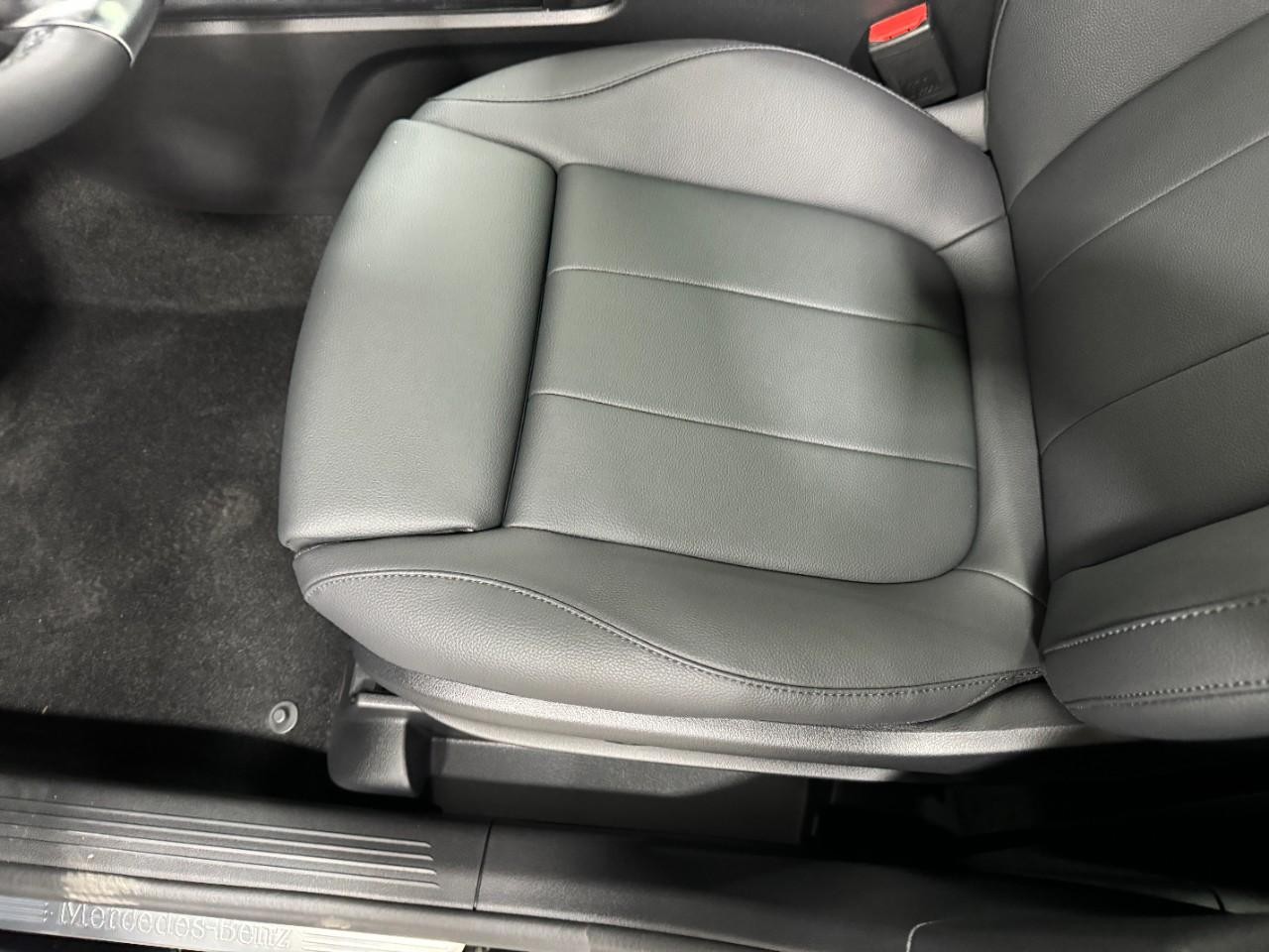 Mercedes-Benz GLA Vehicle Full-screen Gallery Image 29