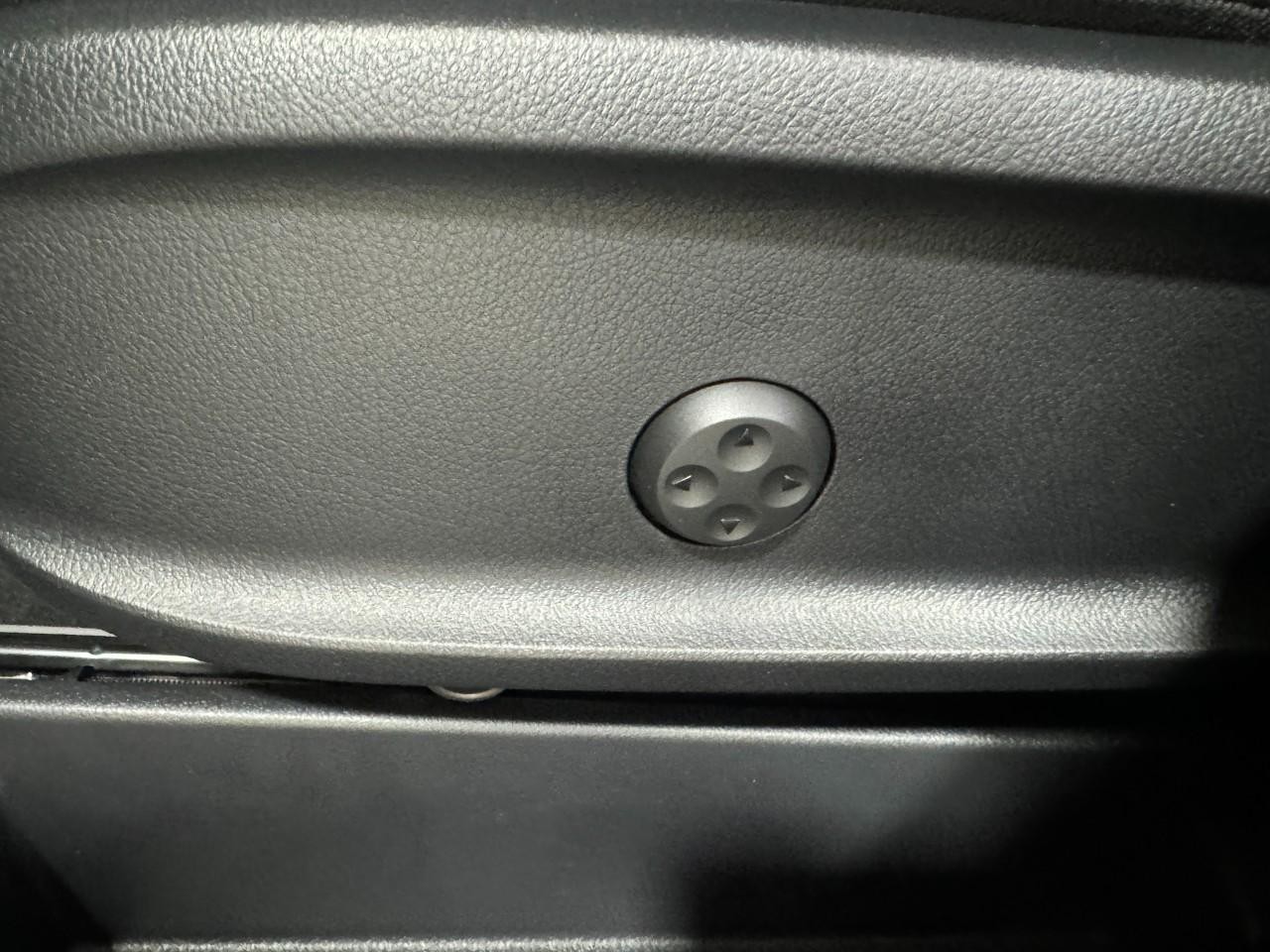 Mercedes-Benz GLA Vehicle Full-screen Gallery Image 30