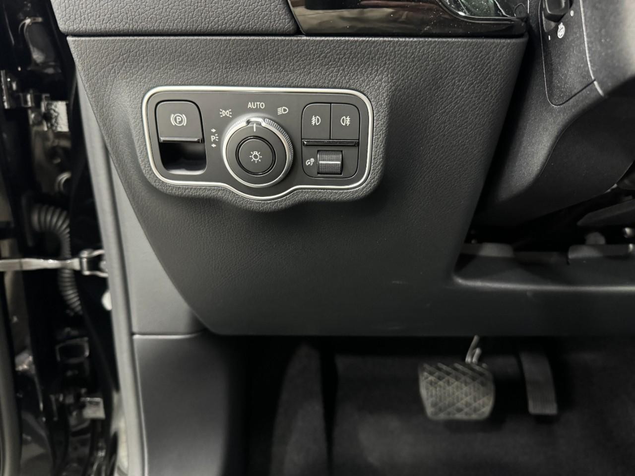 Mercedes-Benz GLA Vehicle Full-screen Gallery Image 31