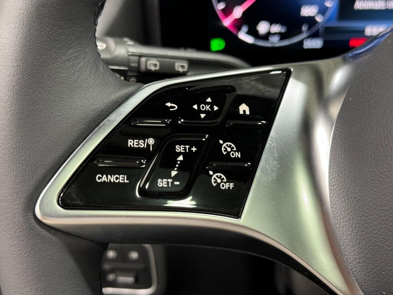 Mercedes-Benz GLA Vehicle Full-screen Gallery Image 32