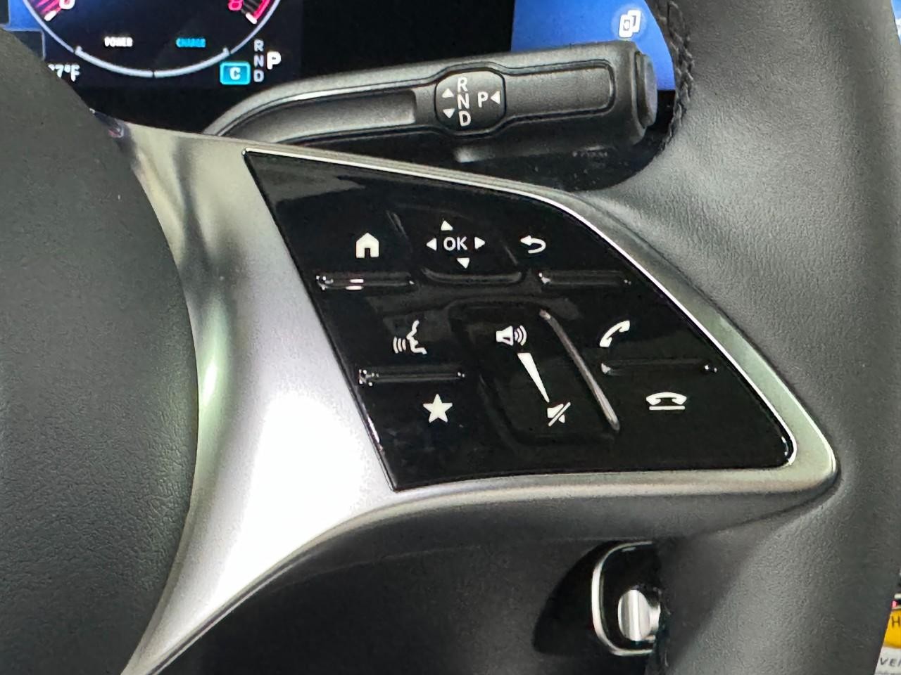 Mercedes-Benz GLA Vehicle Full-screen Gallery Image 33