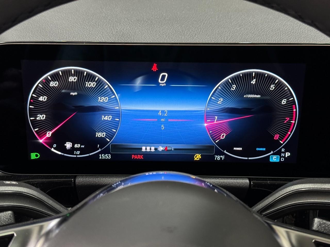 Mercedes-Benz GLA Vehicle Full-screen Gallery Image 34