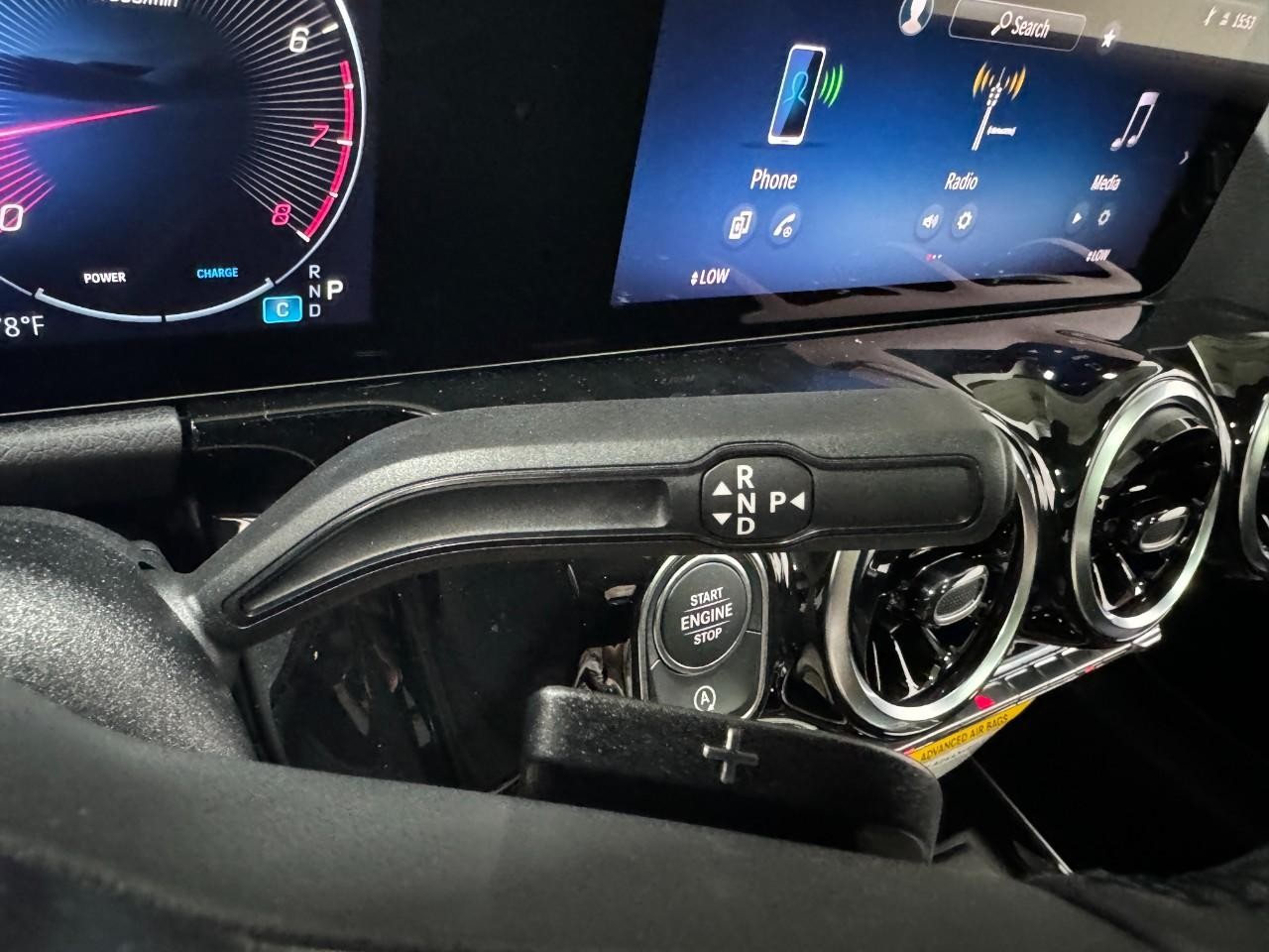 Mercedes-Benz GLA Vehicle Full-screen Gallery Image 35