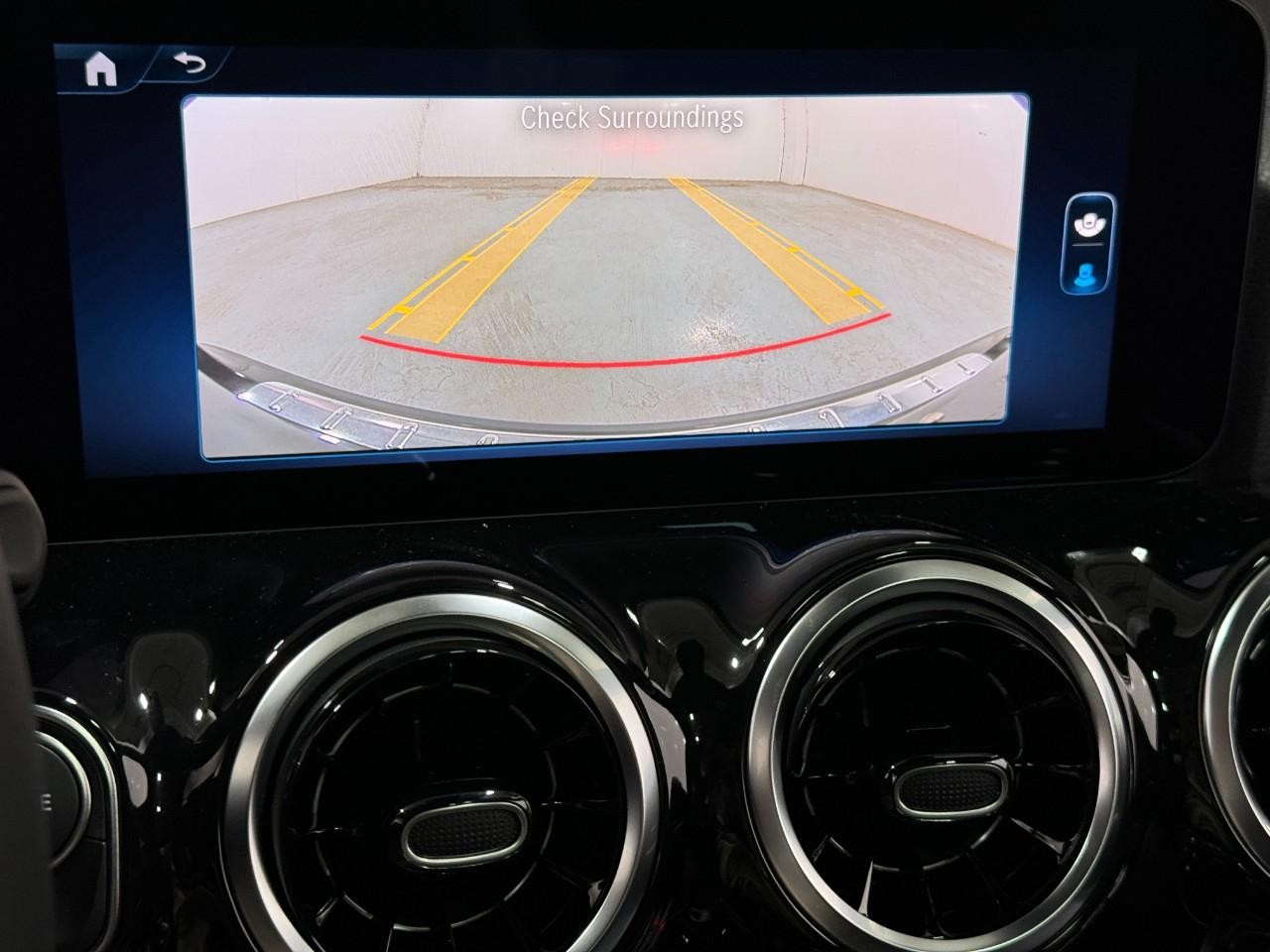 Mercedes-Benz GLA Vehicle Full-screen Gallery Image 36