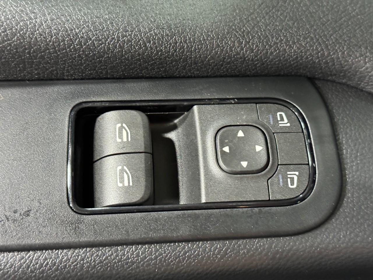 Mercedes-Benz Sprinter Cargo Van Vehicle Full-screen Gallery Image 22