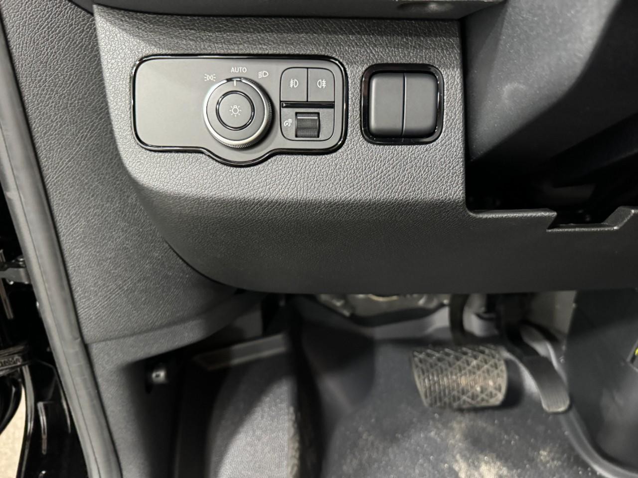 Mercedes-Benz Sprinter Cargo Van Vehicle Full-screen Gallery Image 28