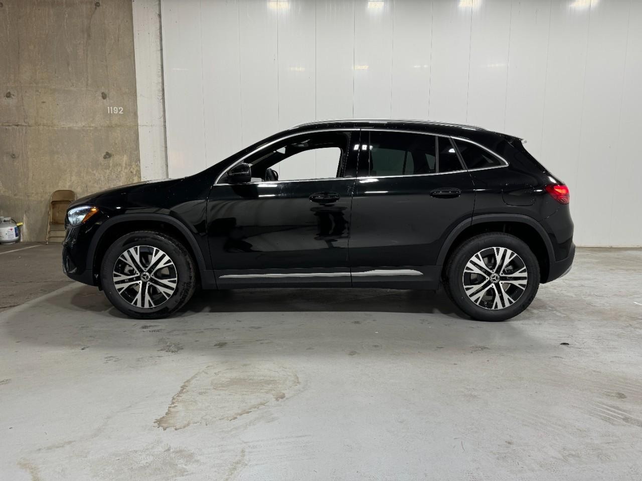 Mercedes-Benz GLA Vehicle Full-screen Gallery Image 2