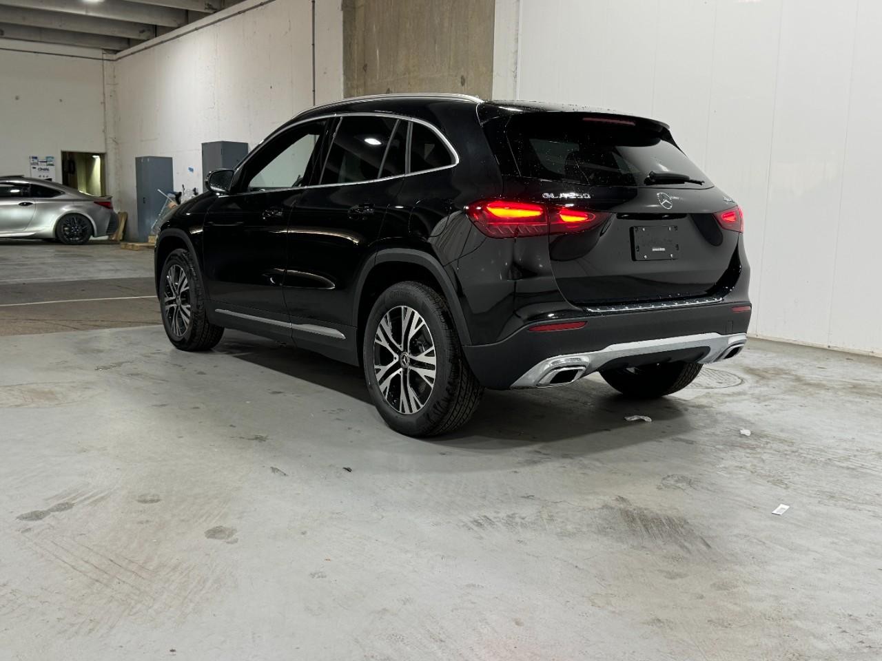 Mercedes-Benz GLA Vehicle Full-screen Gallery Image 3