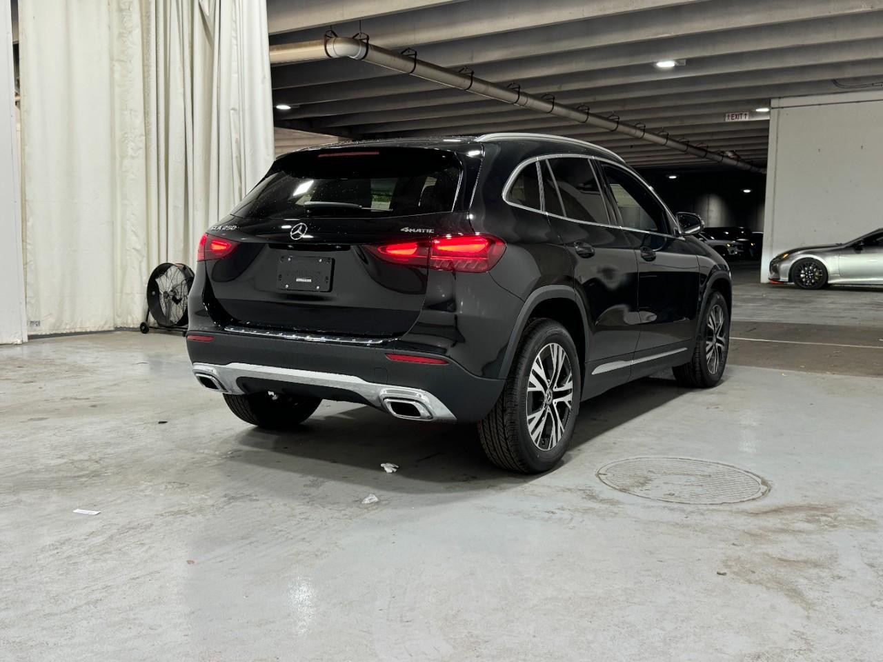 Mercedes-Benz GLA Vehicle Full-screen Gallery Image 4