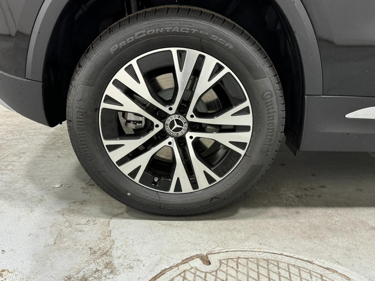 Mercedes-Benz GLA Vehicle Full-screen Gallery Image 5