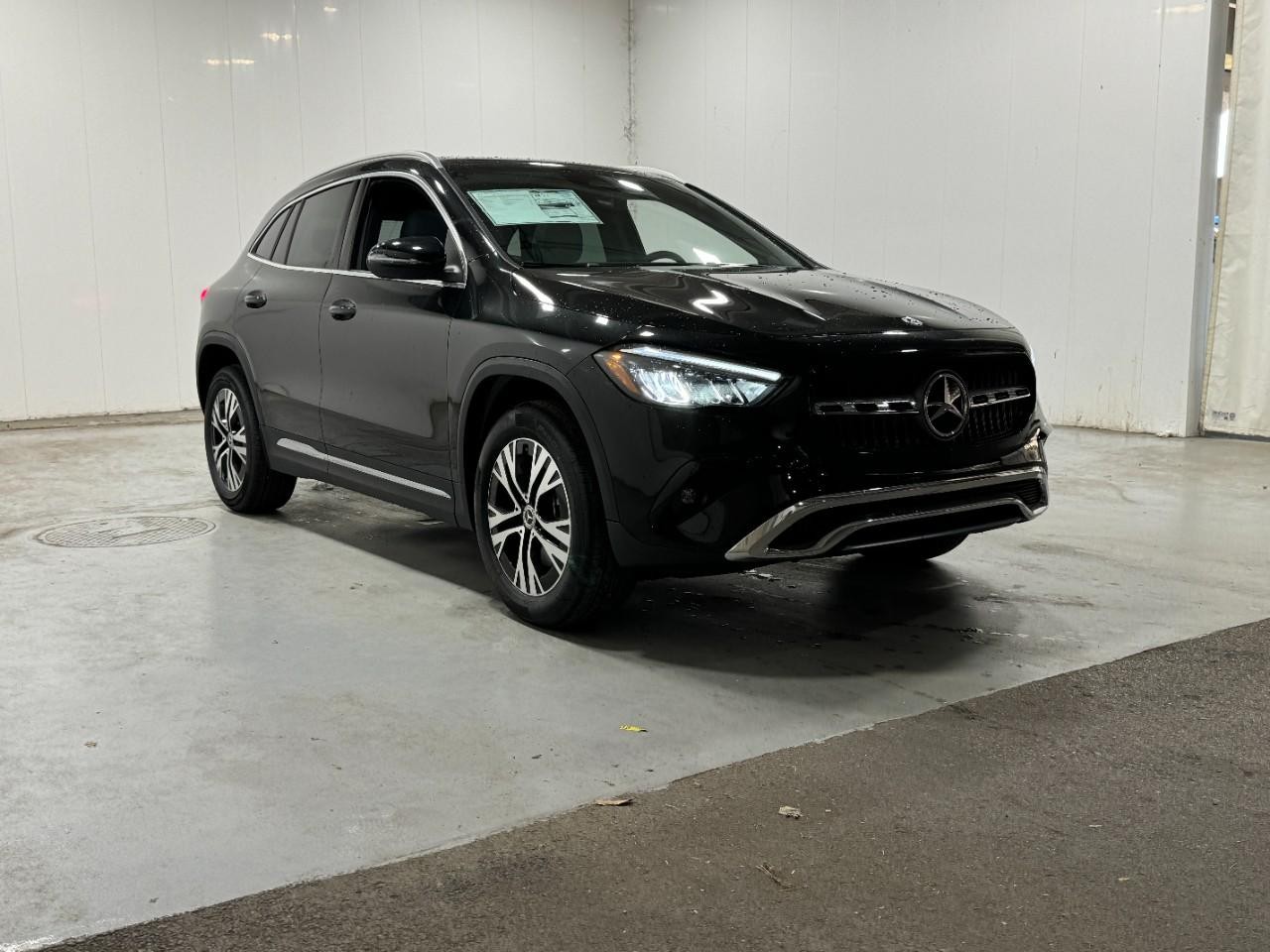 Mercedes-Benz GLA Vehicle Full-screen Gallery Image 6