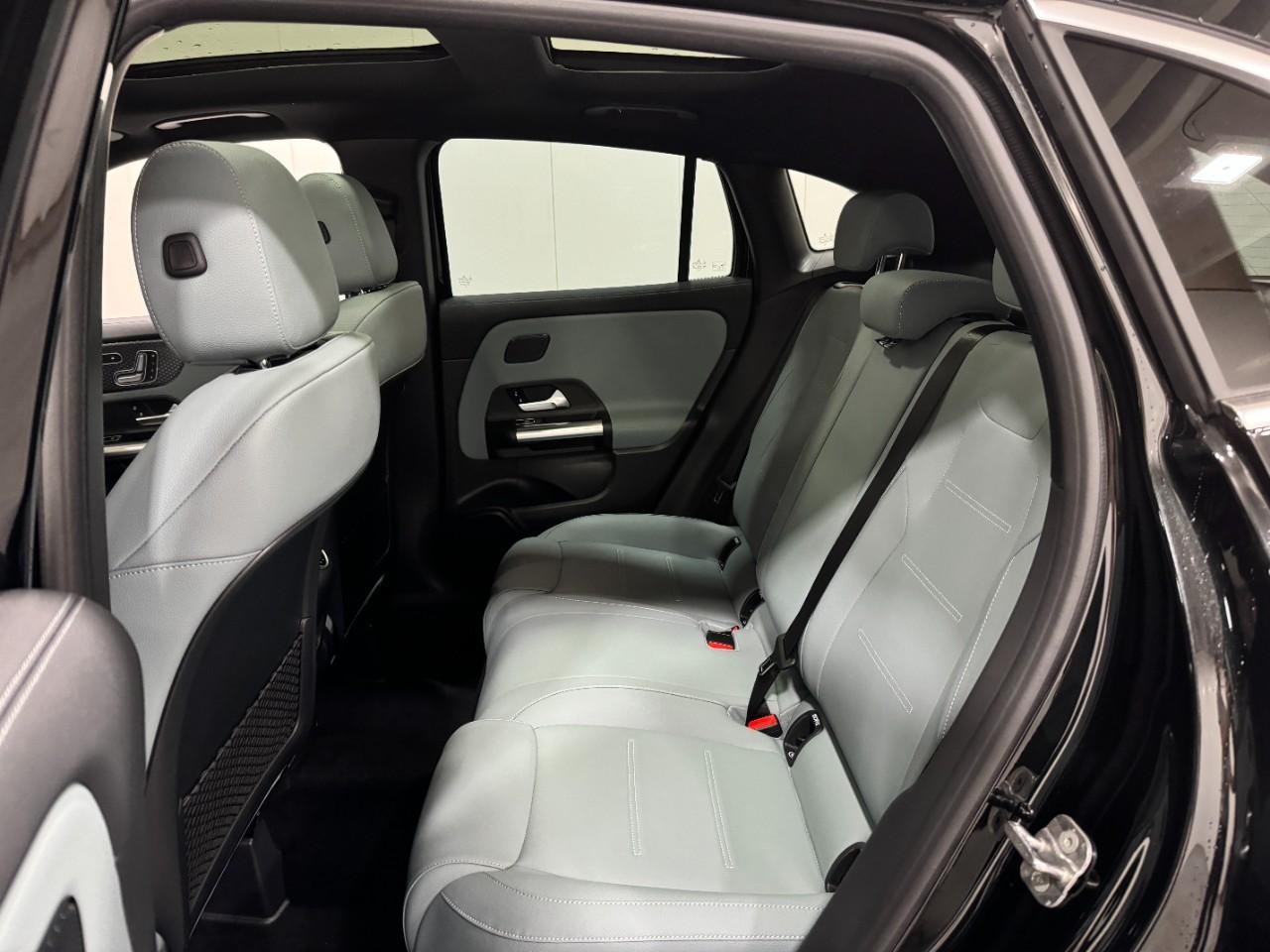 Mercedes-Benz GLA Vehicle Full-screen Gallery Image 8