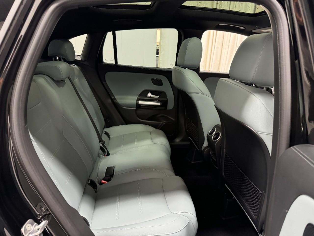 Mercedes-Benz GLA Vehicle Full-screen Gallery Image 10