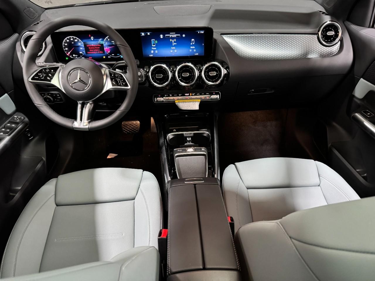 Mercedes-Benz GLA Vehicle Full-screen Gallery Image 12