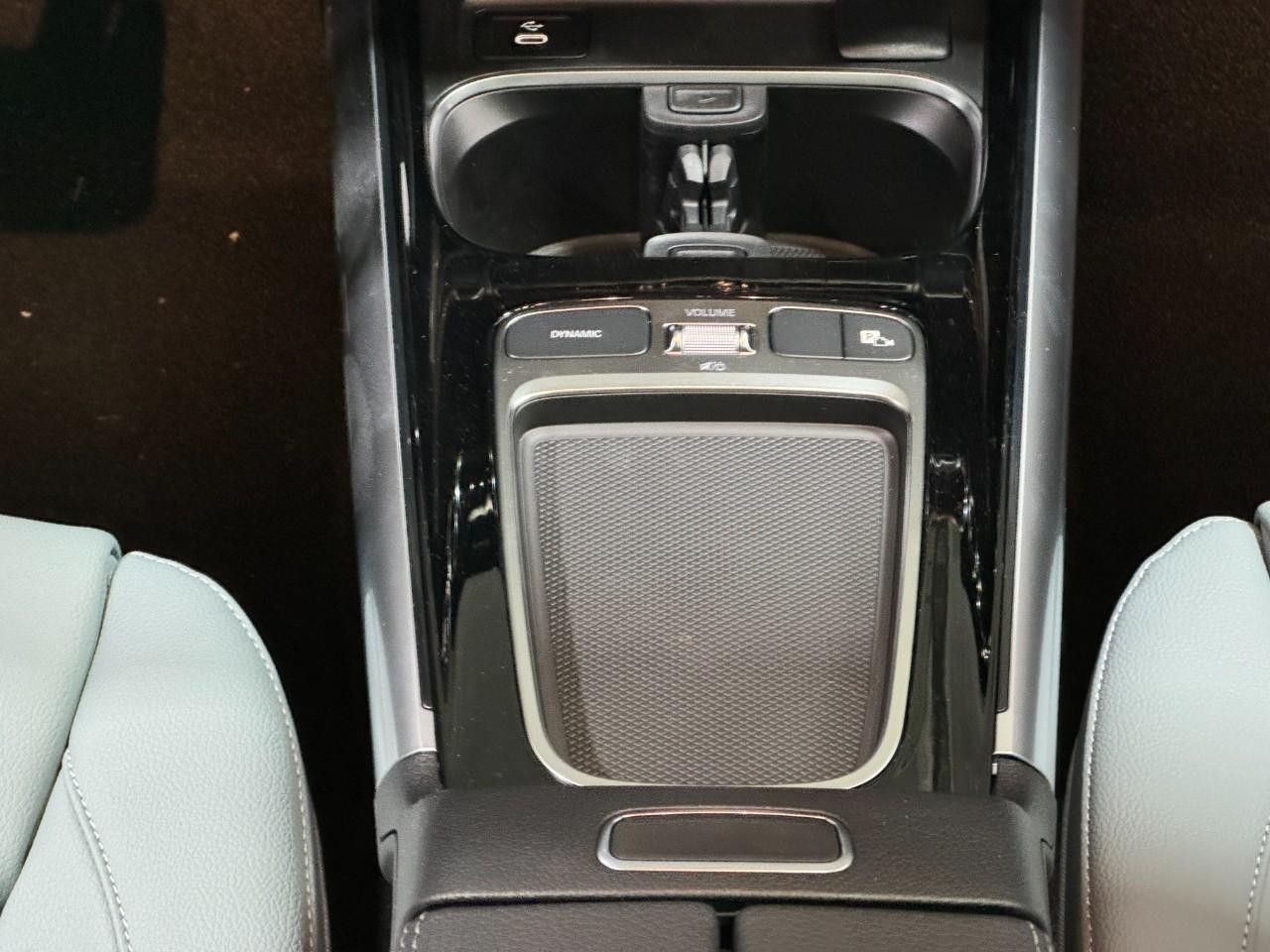 Mercedes-Benz GLA Vehicle Full-screen Gallery Image 16