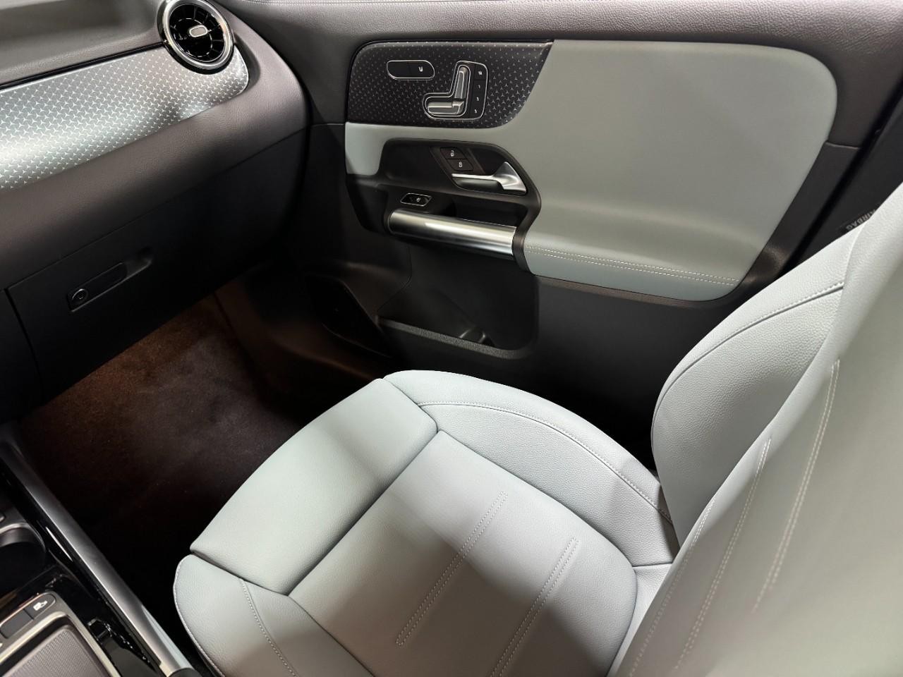 Mercedes-Benz GLA Vehicle Full-screen Gallery Image 17