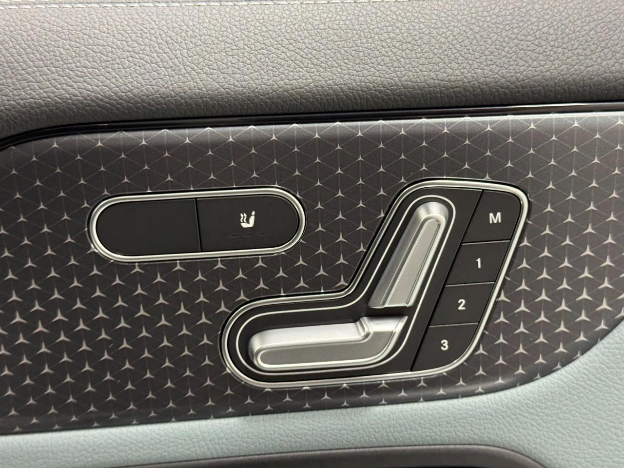 Mercedes-Benz GLA Vehicle Full-screen Gallery Image 21