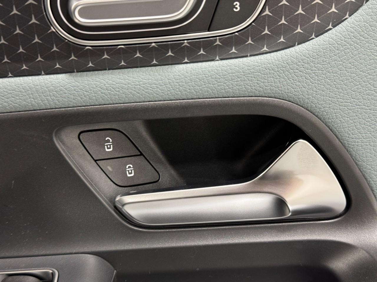 Mercedes-Benz GLA Vehicle Full-screen Gallery Image 22