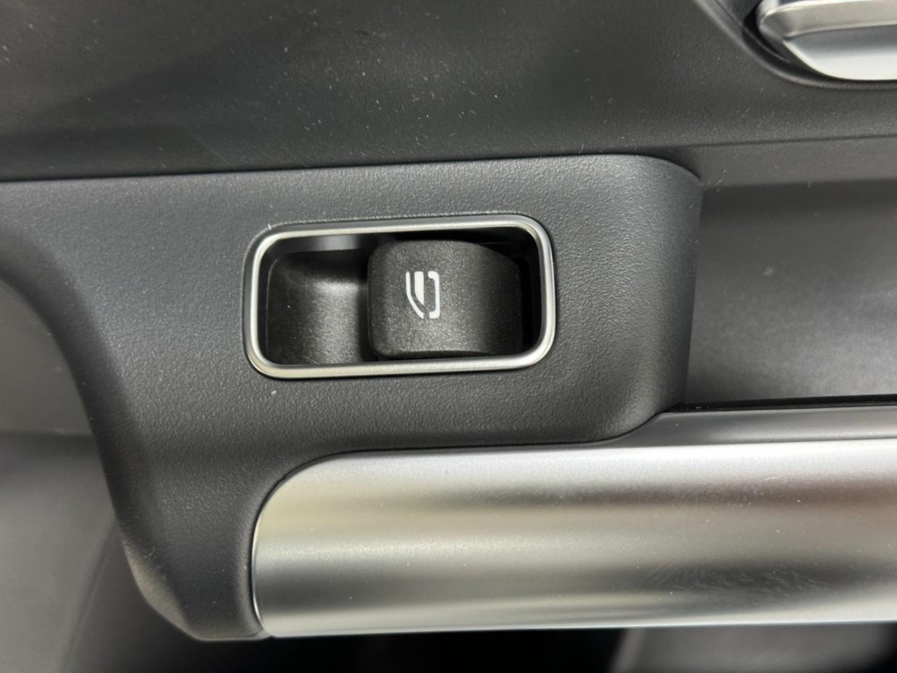 Mercedes-Benz GLA Vehicle Full-screen Gallery Image 23