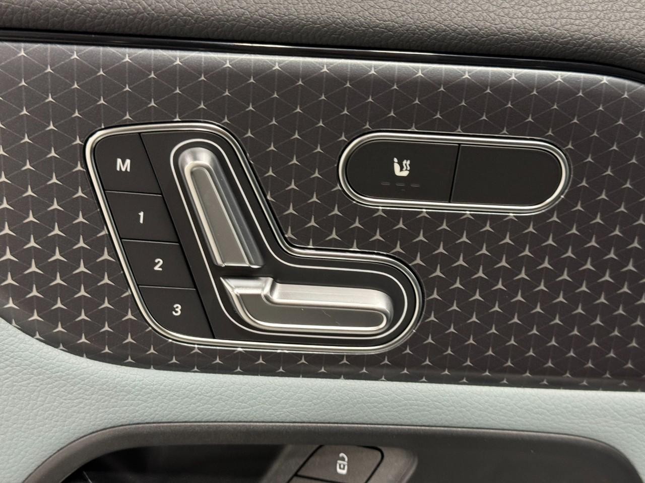 Mercedes-Benz GLA Vehicle Full-screen Gallery Image 24