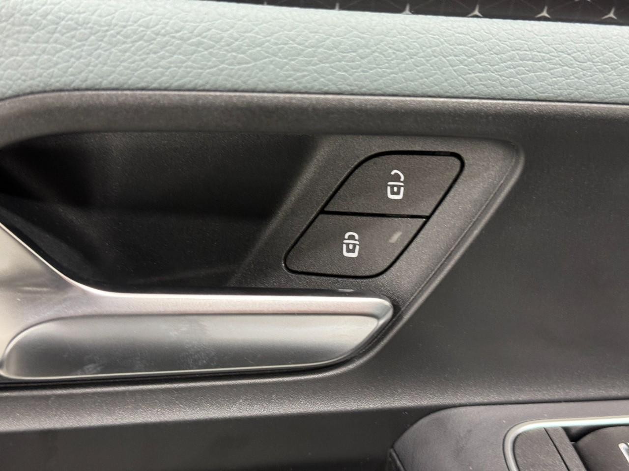 Mercedes-Benz GLA Vehicle Full-screen Gallery Image 25