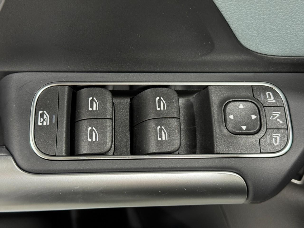 Mercedes-Benz GLA Vehicle Full-screen Gallery Image 26