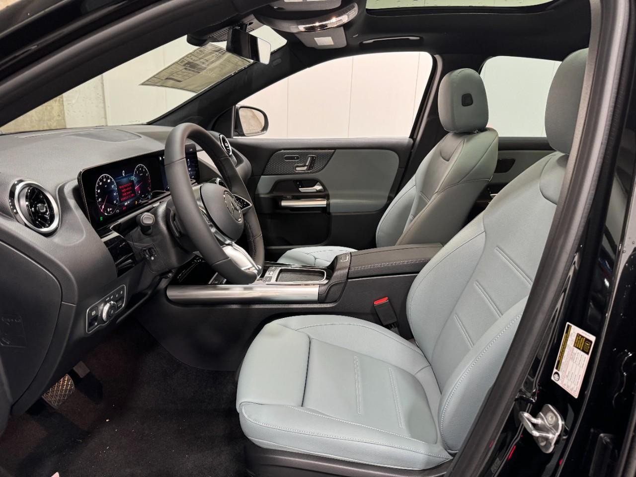 Mercedes-Benz GLA Vehicle Full-screen Gallery Image 28