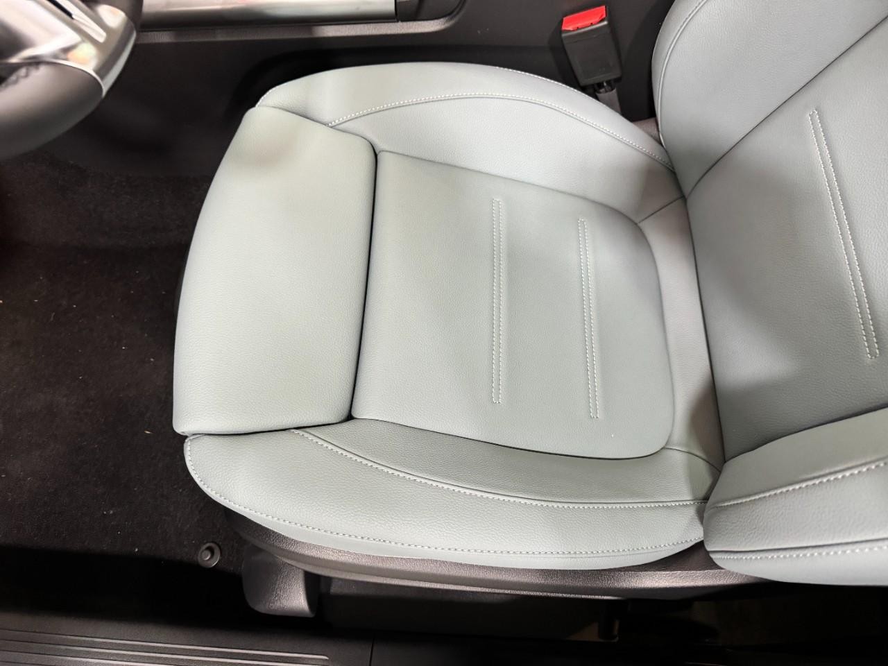 Mercedes-Benz GLA Vehicle Full-screen Gallery Image 29