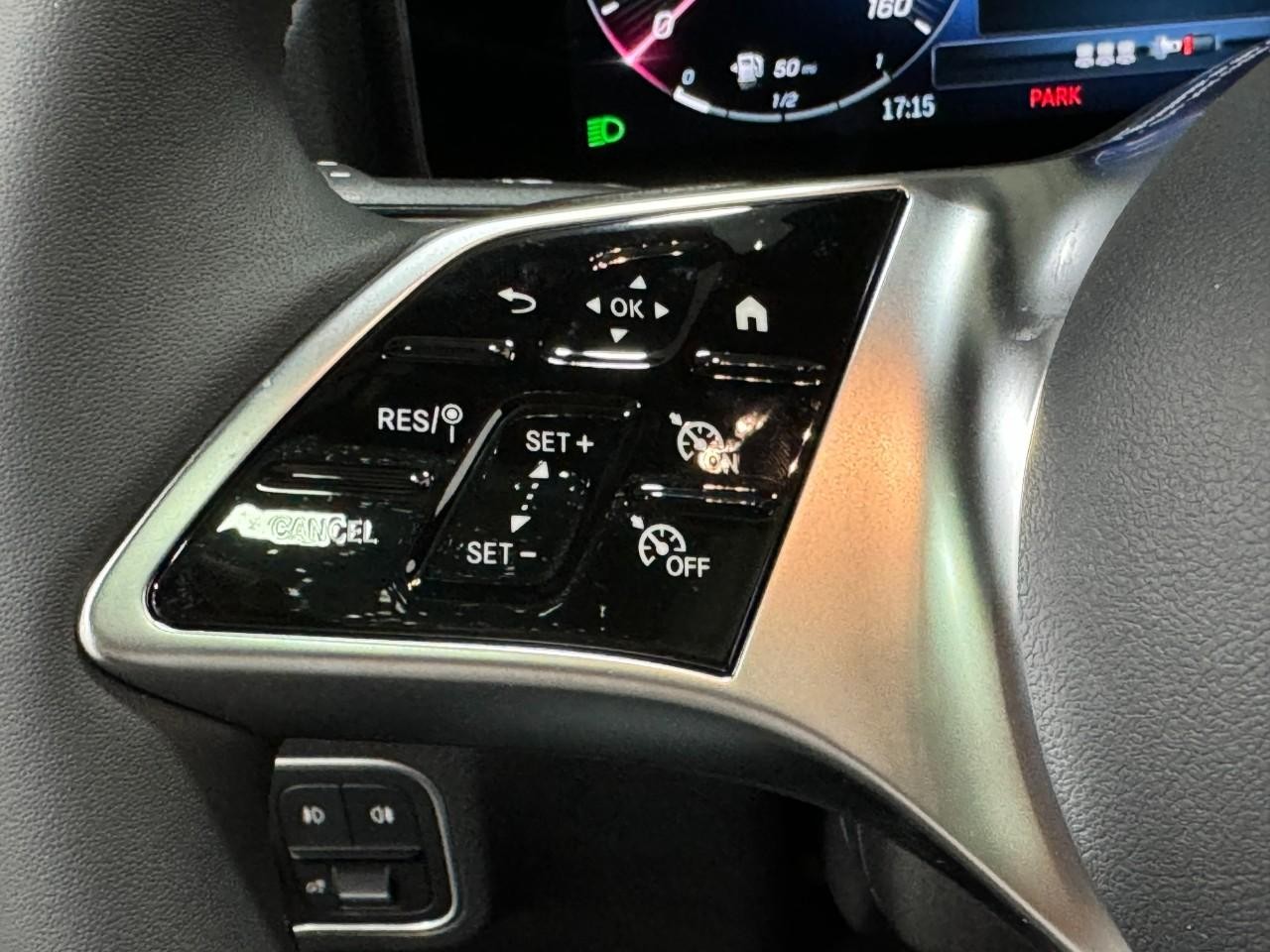 Mercedes-Benz GLA Vehicle Full-screen Gallery Image 32