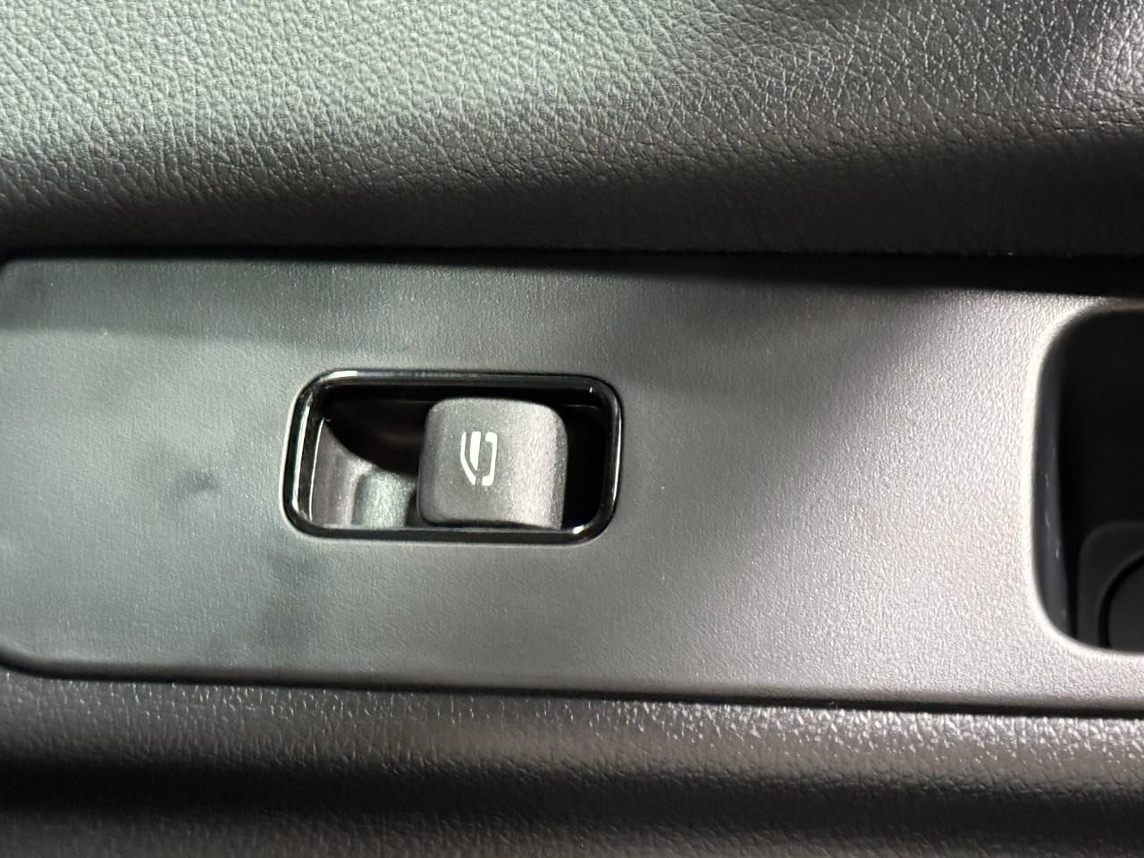 Mercedes-Benz Sprinter Cargo Van Vehicle Full-screen Gallery Image 19