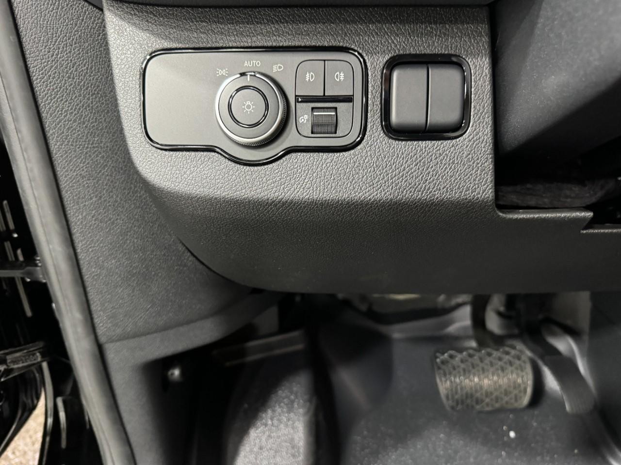 Mercedes-Benz Sprinter Cargo Van Vehicle Full-screen Gallery Image 27