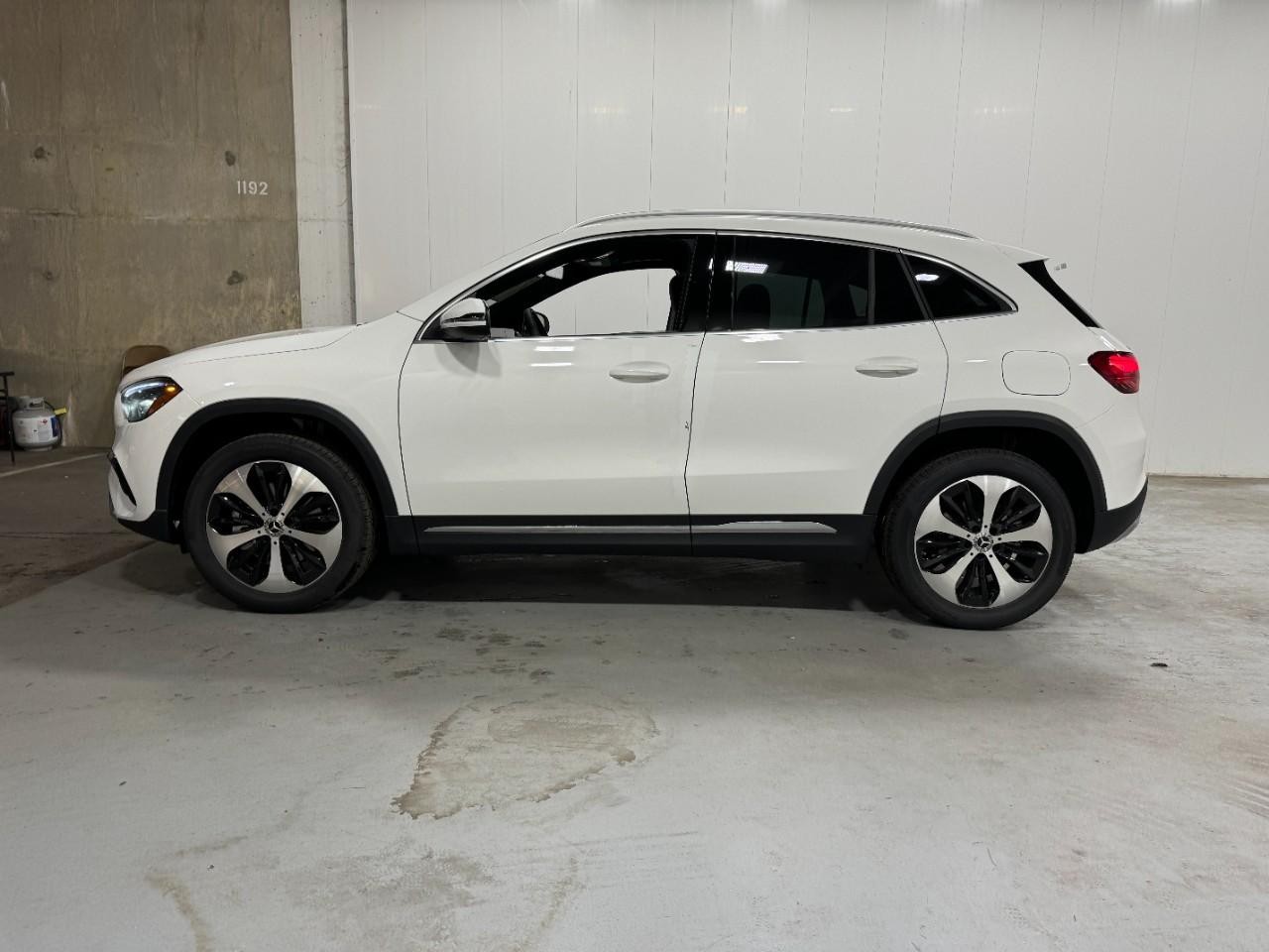 Mercedes-Benz GLA Vehicle Full-screen Gallery Image 2