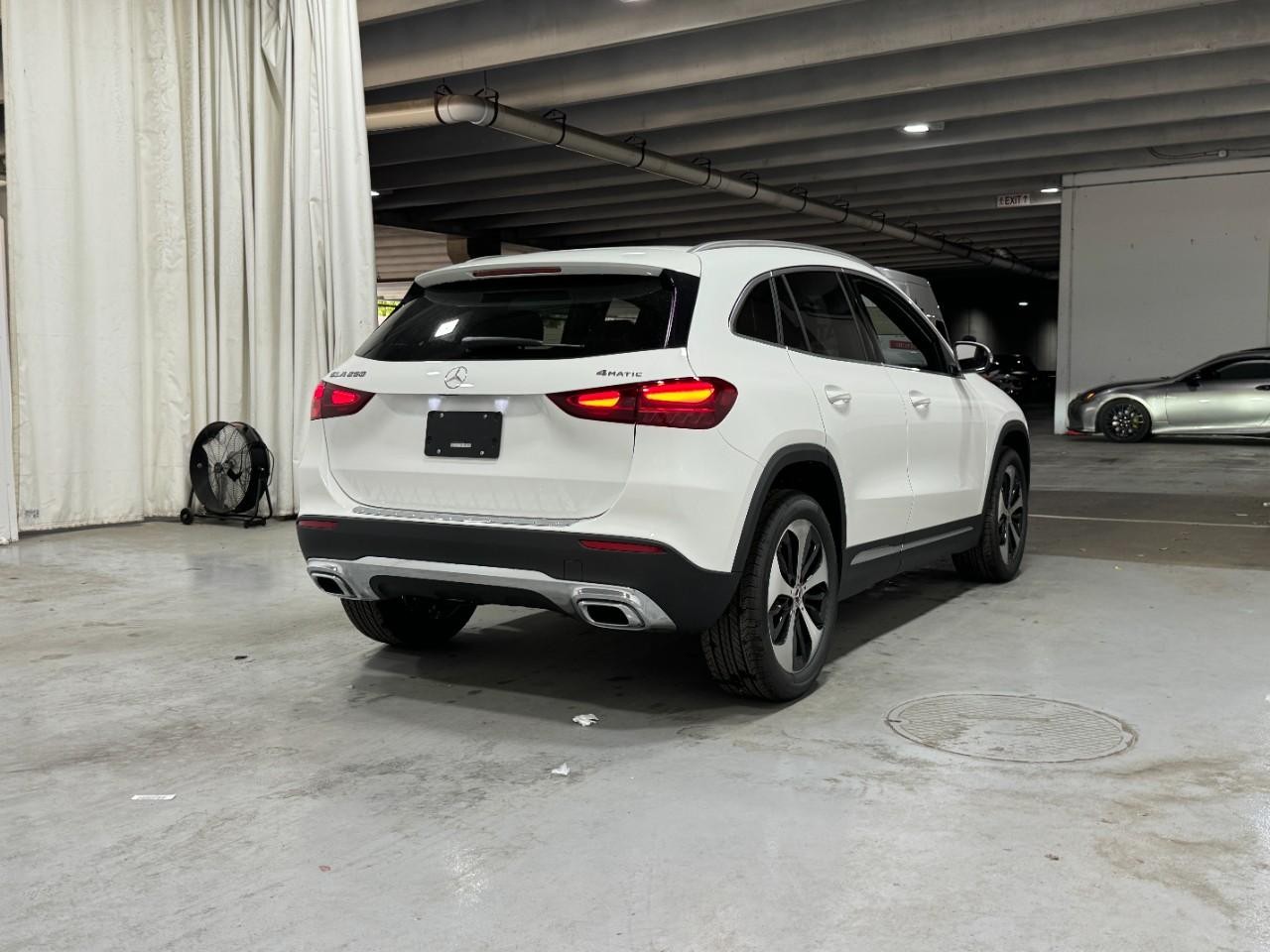 Mercedes-Benz GLA Vehicle Full-screen Gallery Image 4