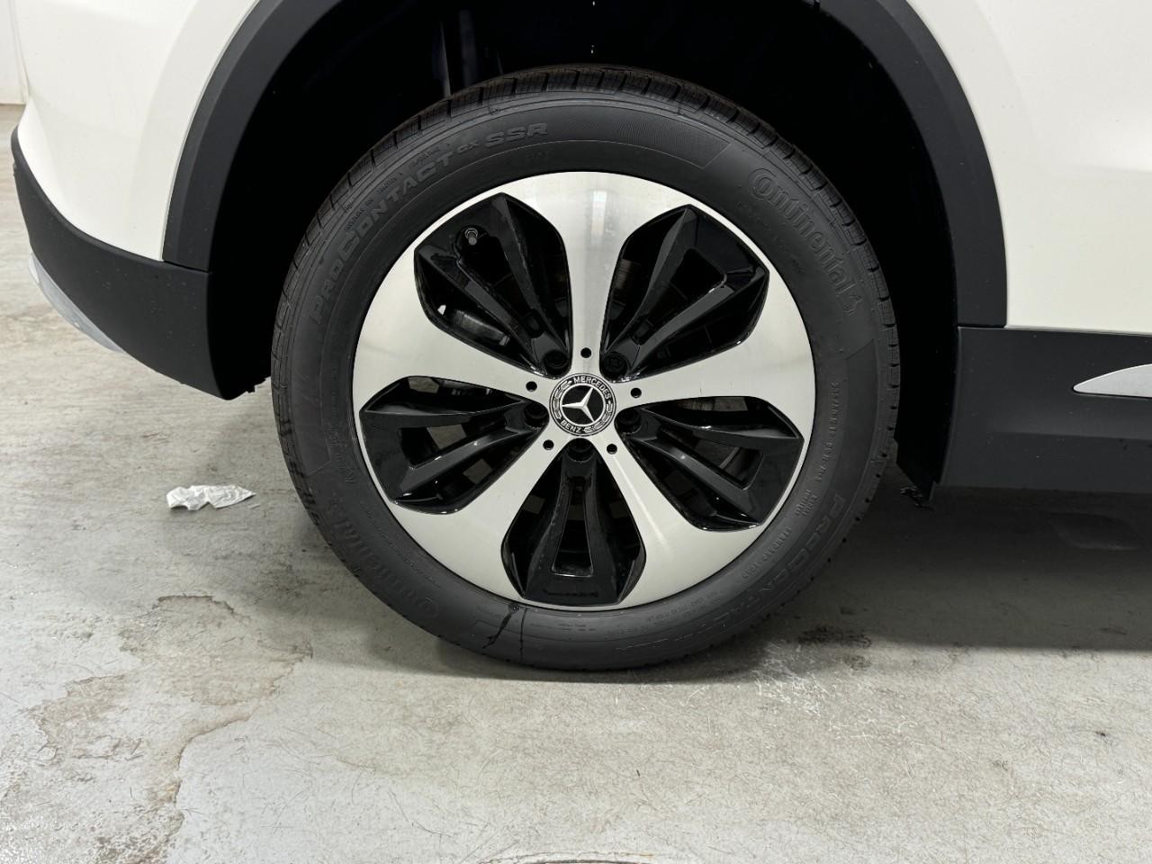 Mercedes-Benz GLA Vehicle Full-screen Gallery Image 5