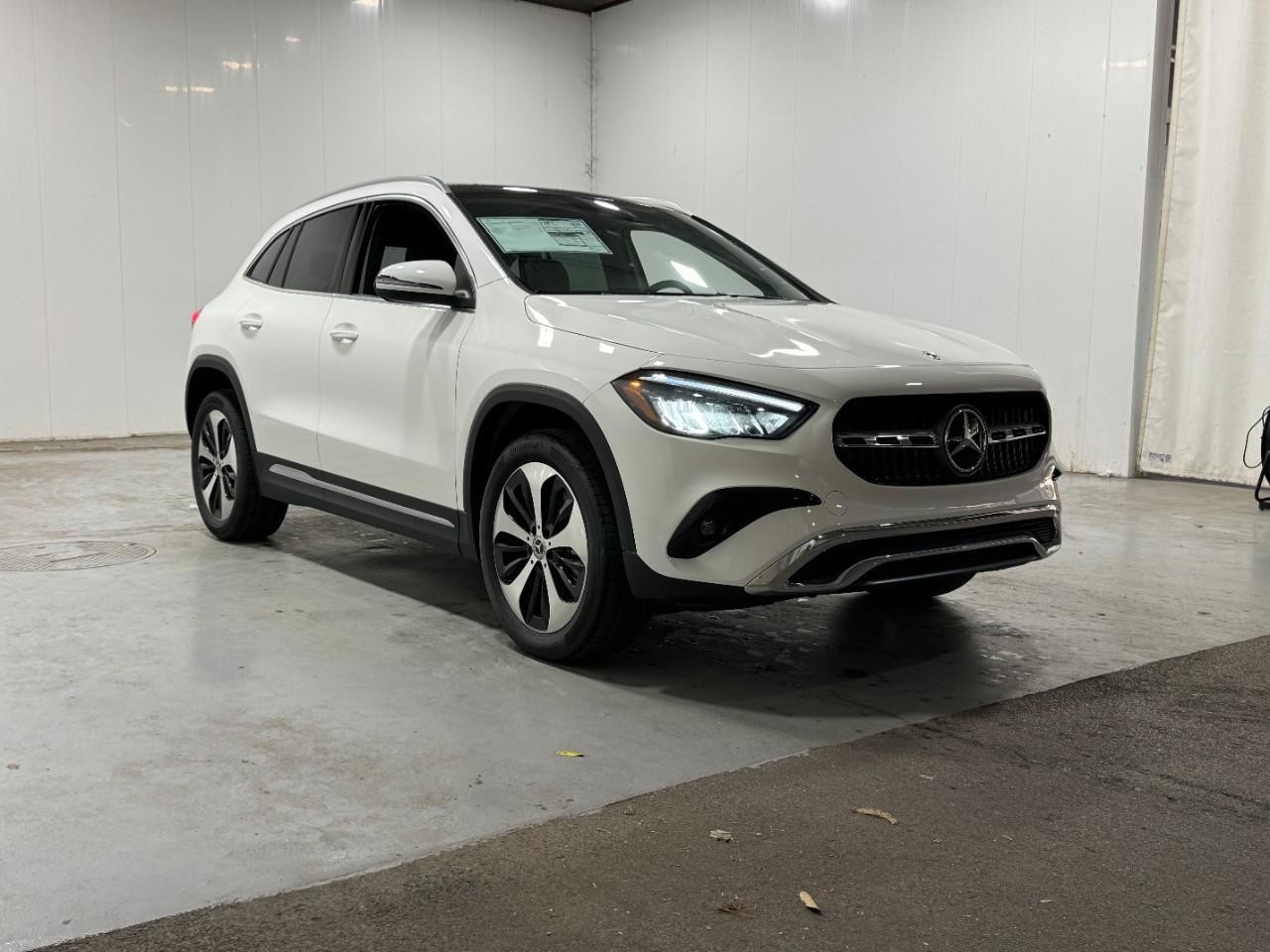 Mercedes-Benz GLA Vehicle Full-screen Gallery Image 6