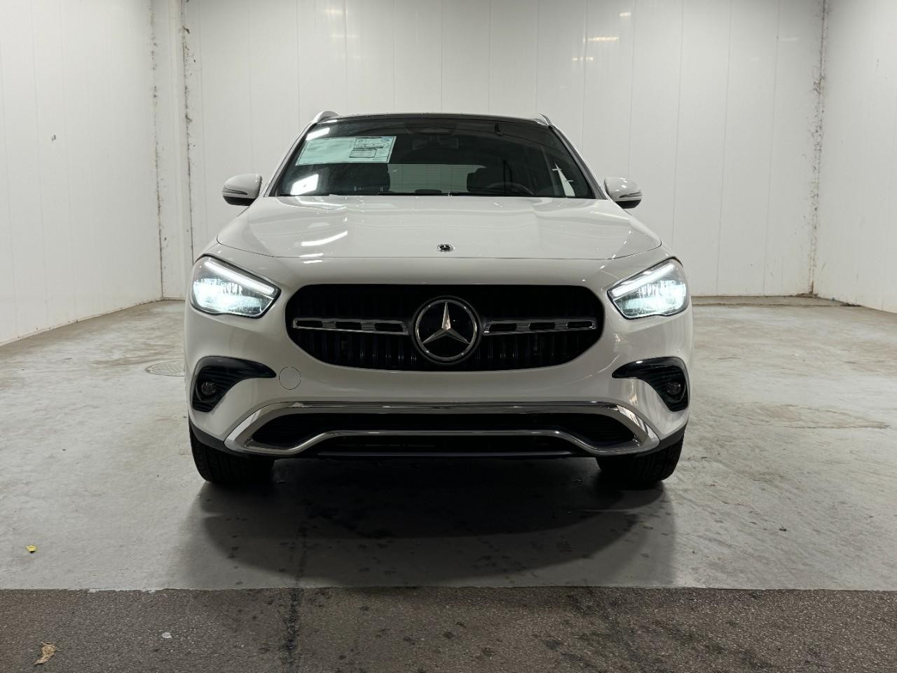 Mercedes-Benz GLA Vehicle Full-screen Gallery Image 7