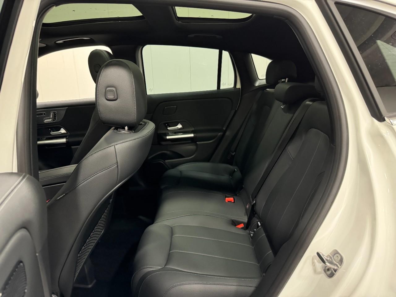 Mercedes-Benz GLA Vehicle Full-screen Gallery Image 8