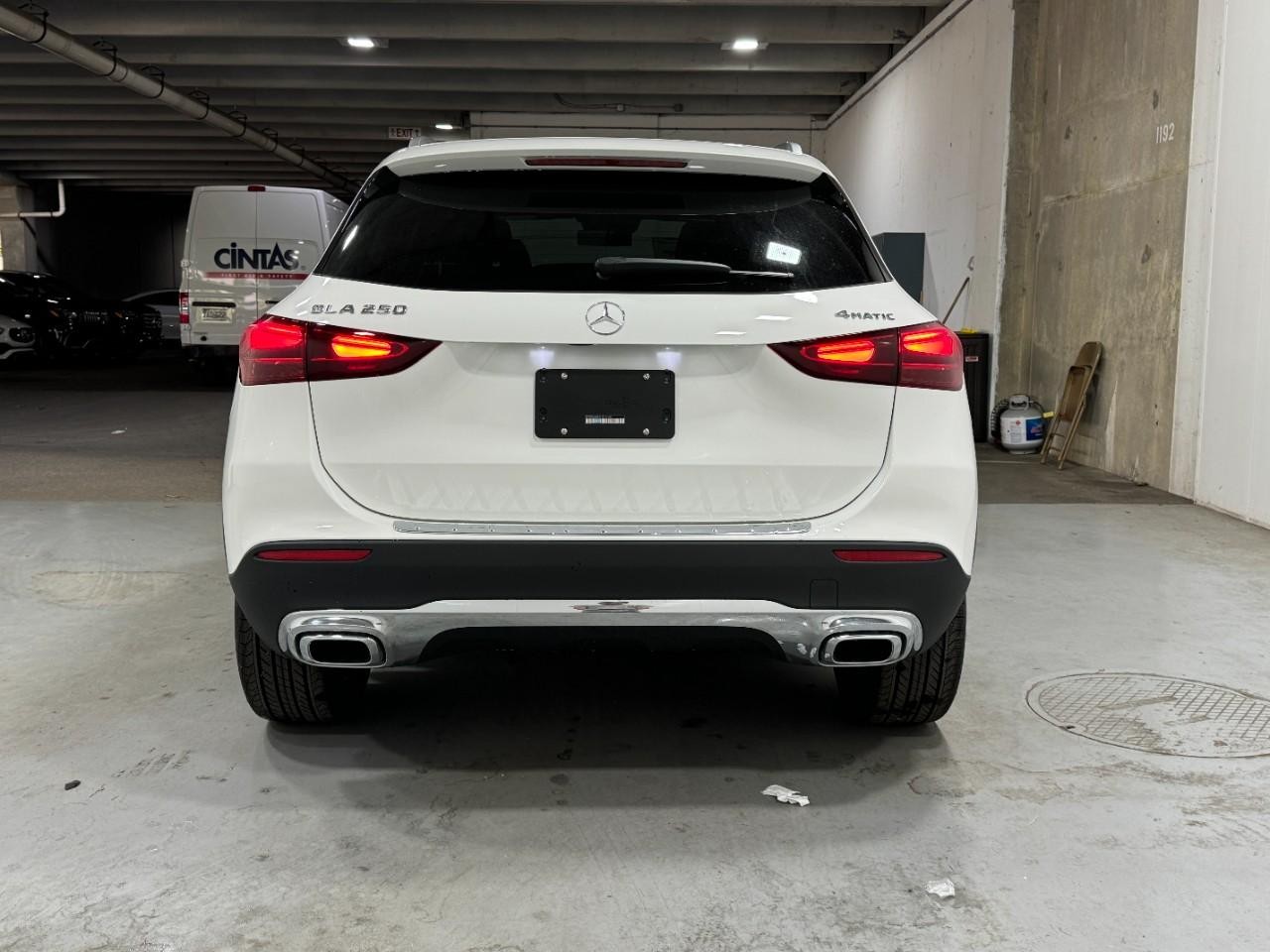 Mercedes-Benz GLA Vehicle Full-screen Gallery Image 9