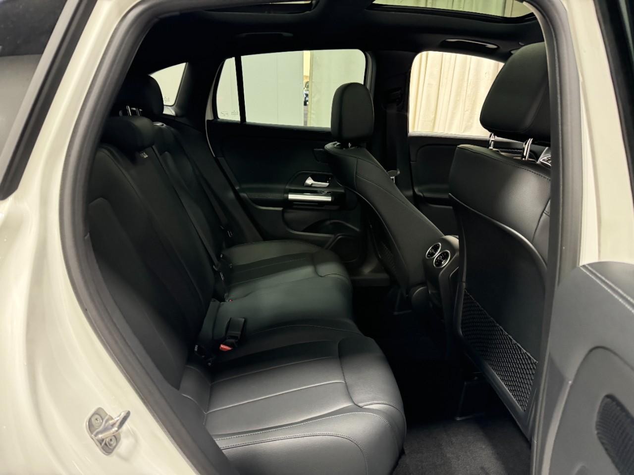 Mercedes-Benz GLA Vehicle Full-screen Gallery Image 10