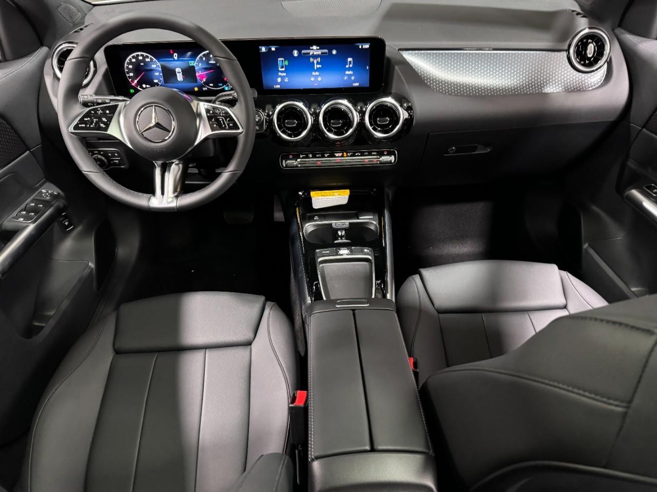 Mercedes-Benz GLA Vehicle Full-screen Gallery Image 12